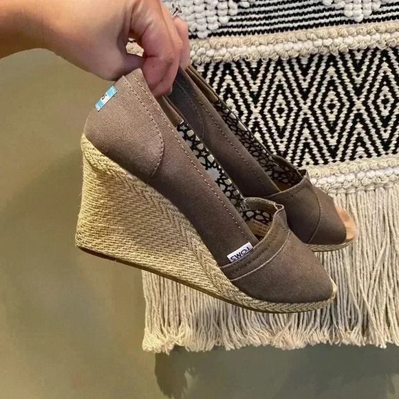TOMS ESPADRILLES CLASSIC TAUPE WEDGES 10 - Picture 1 of 12